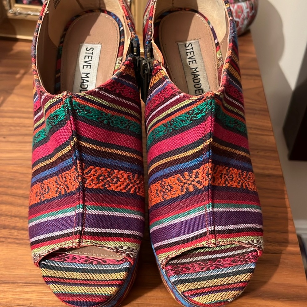 Multi colored Steve Madden wedges gently worn very clean inside size 6
